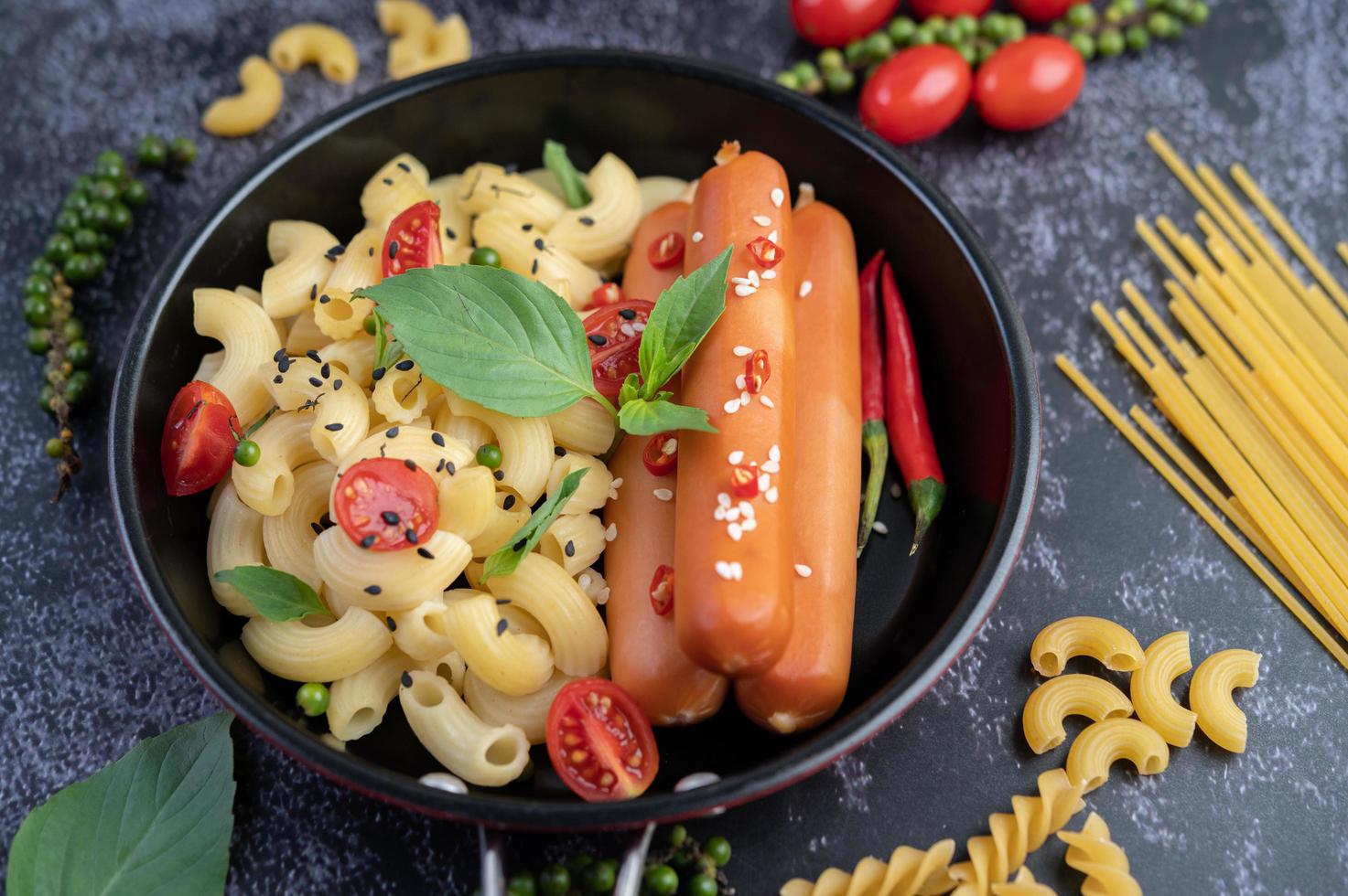 gebakken macaroni en worst in een koekenpan foto