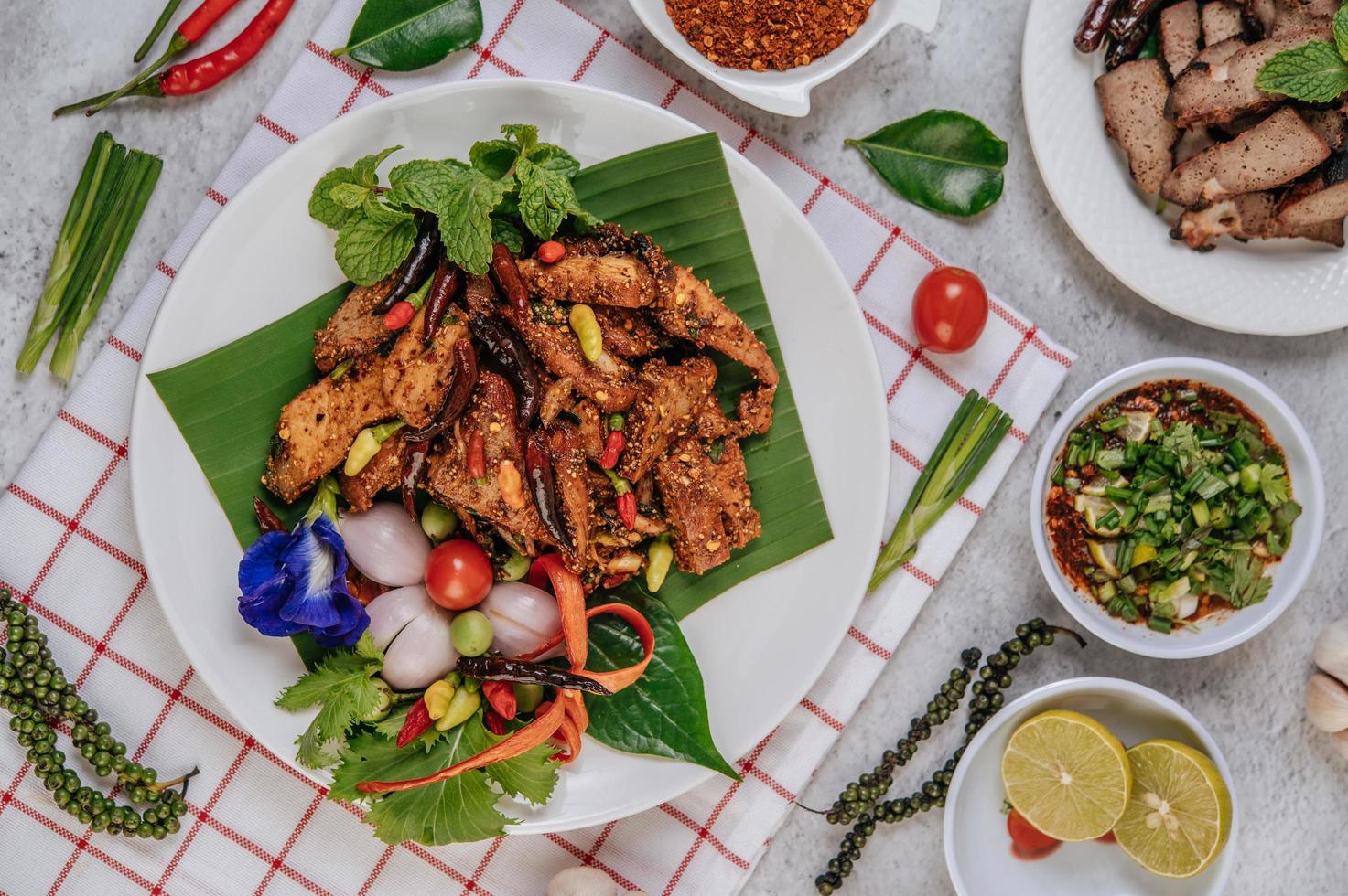 varkensvlees nam tok met gebakken chili, tomaat, limoen, komkommer en peper foto