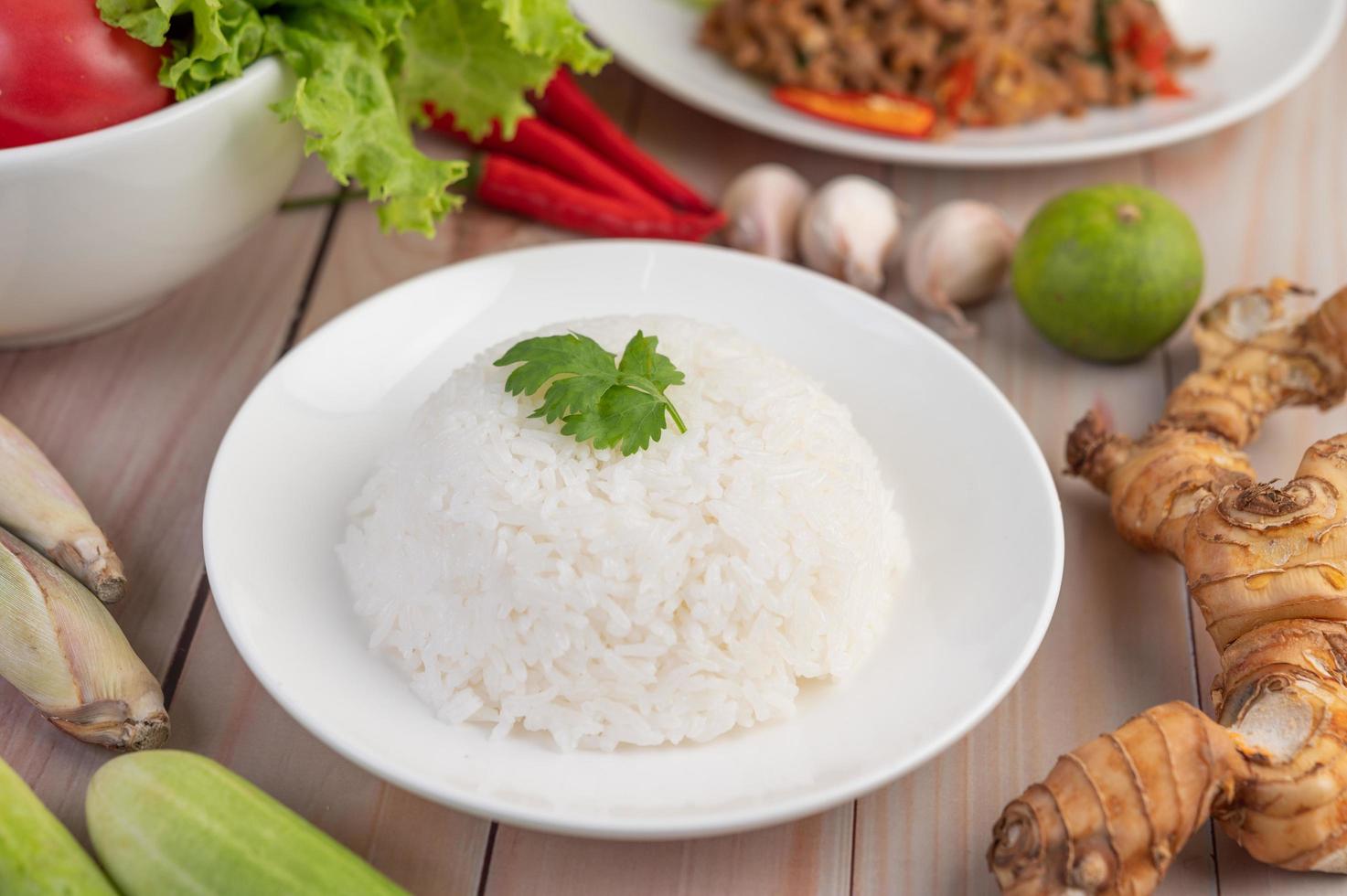 rijst gekookt in een witte schotel foto