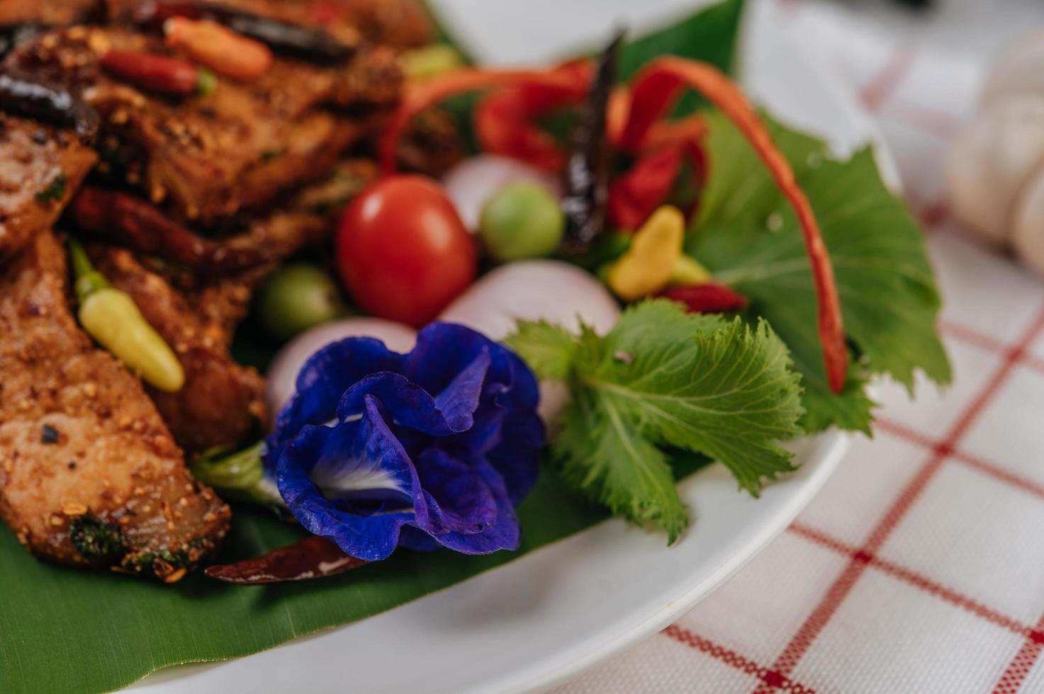 varkensvlees nam tok met gebakken chili, tomaat, limoen, komkommer en peper foto