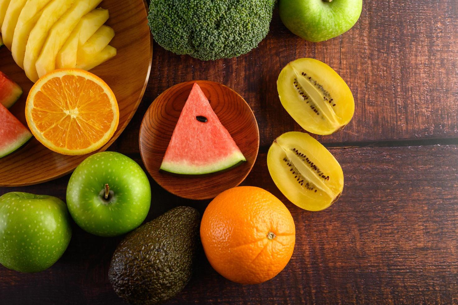 kleurrijke watermeloen, ananas, sinaasappels met avocado en appels foto