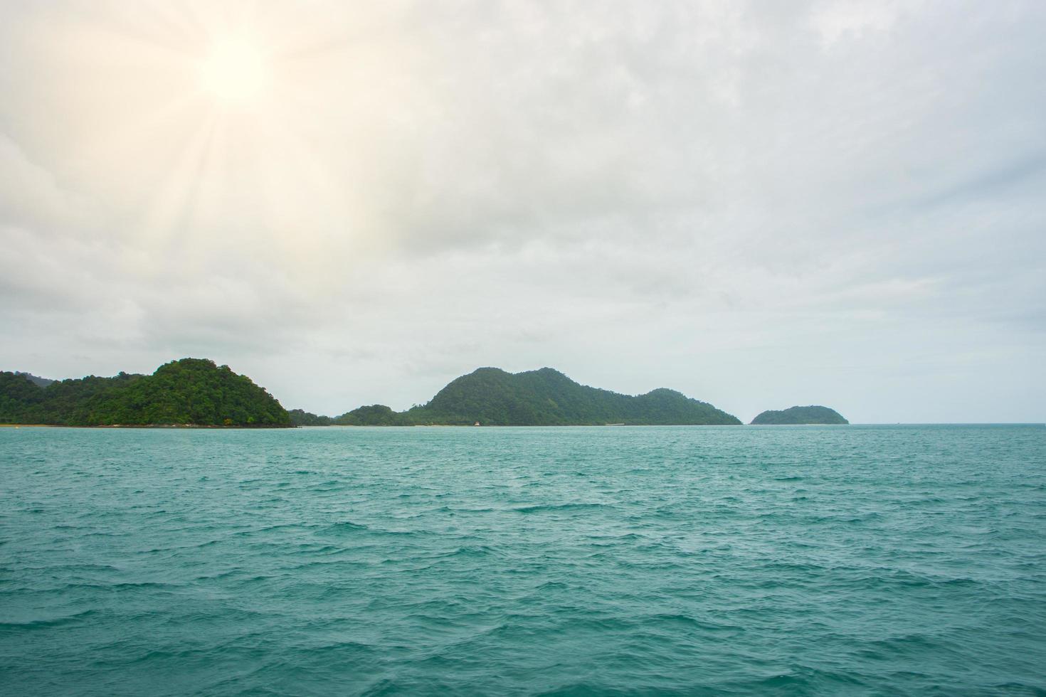 de zee bij Koh Chang in Thailand foto