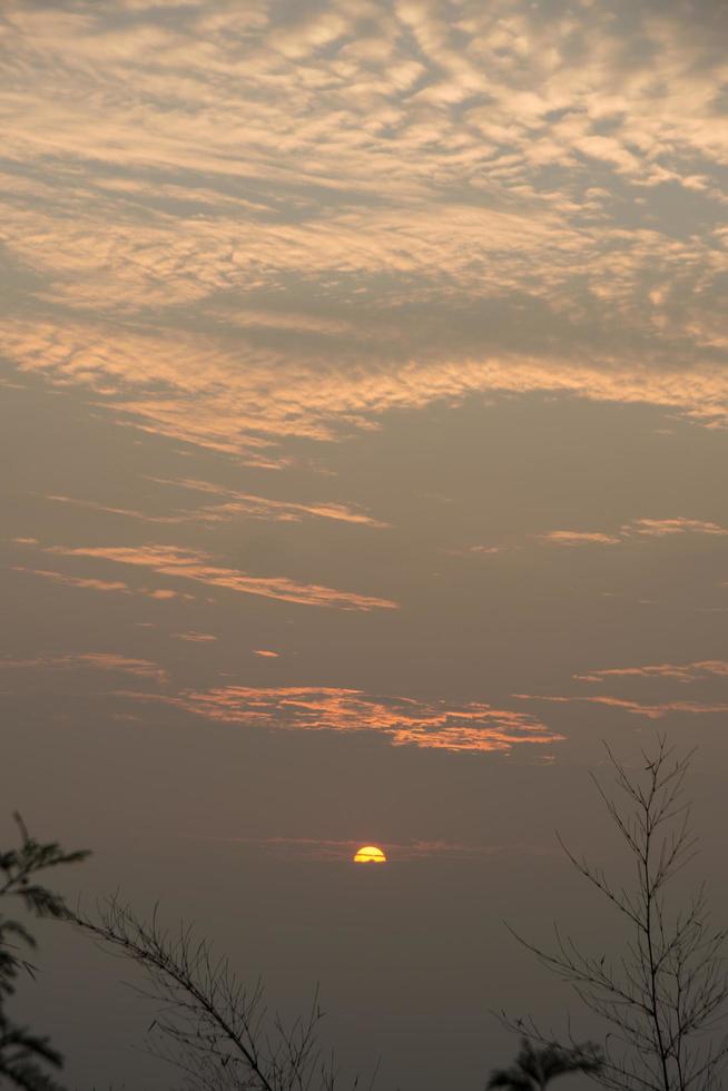 wolken aan de hemel bij zonsondergang foto