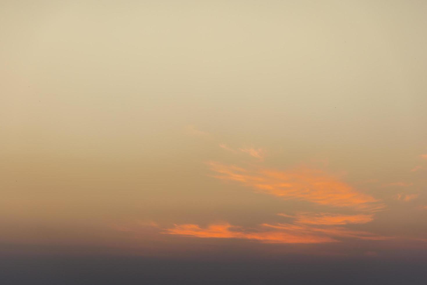 wolken aan de hemel bij zonsopgang foto