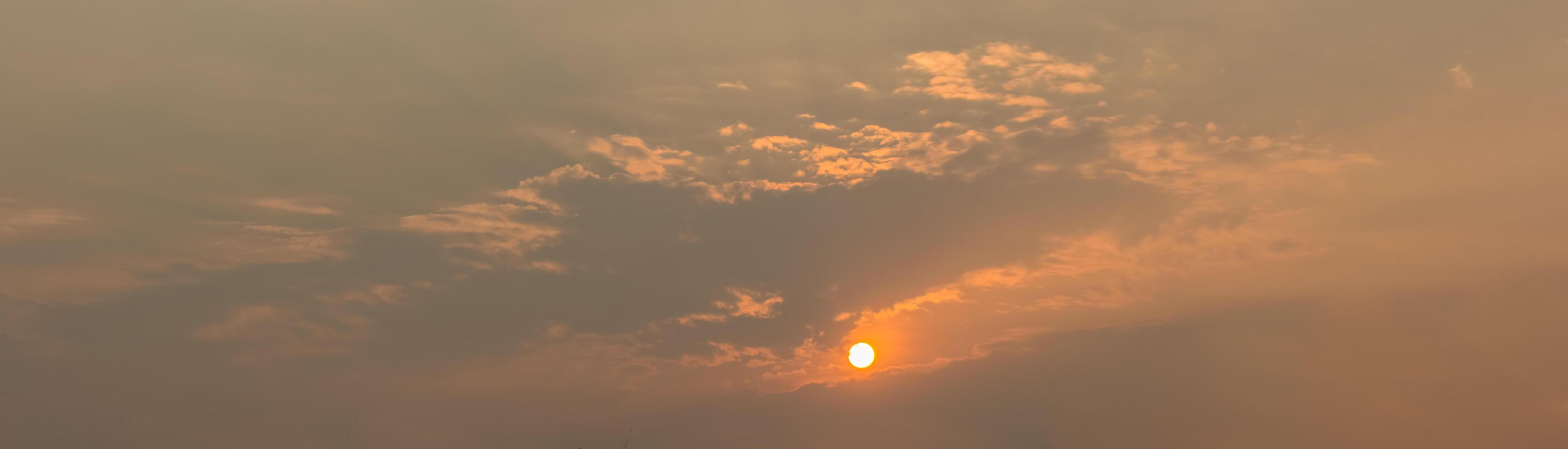 uitzicht op de rijzende zon foto