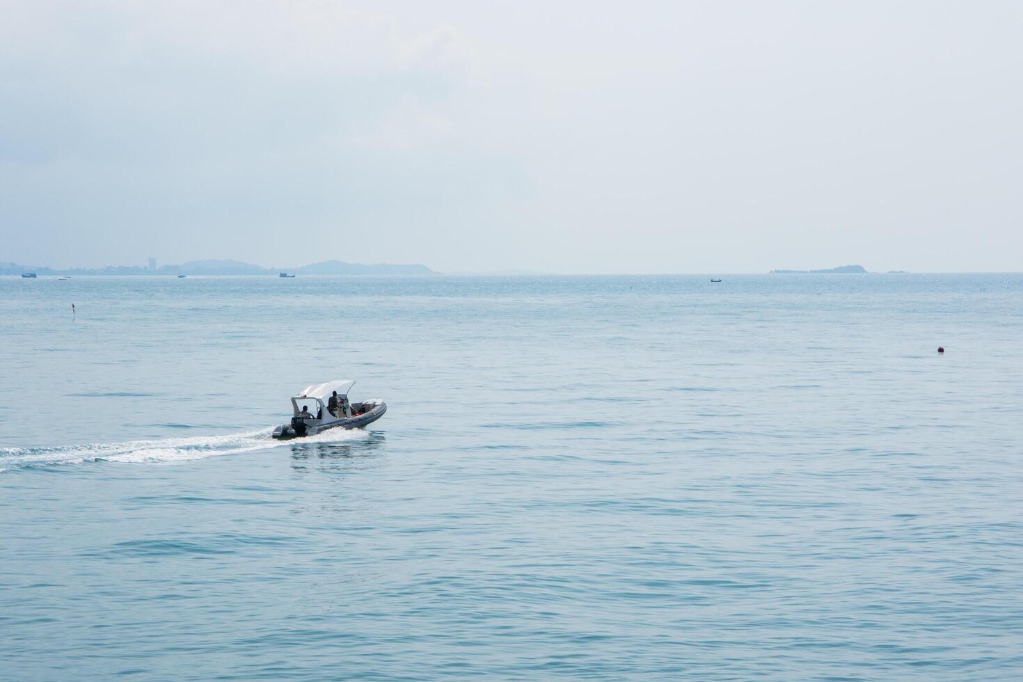 motorboot op zee foto