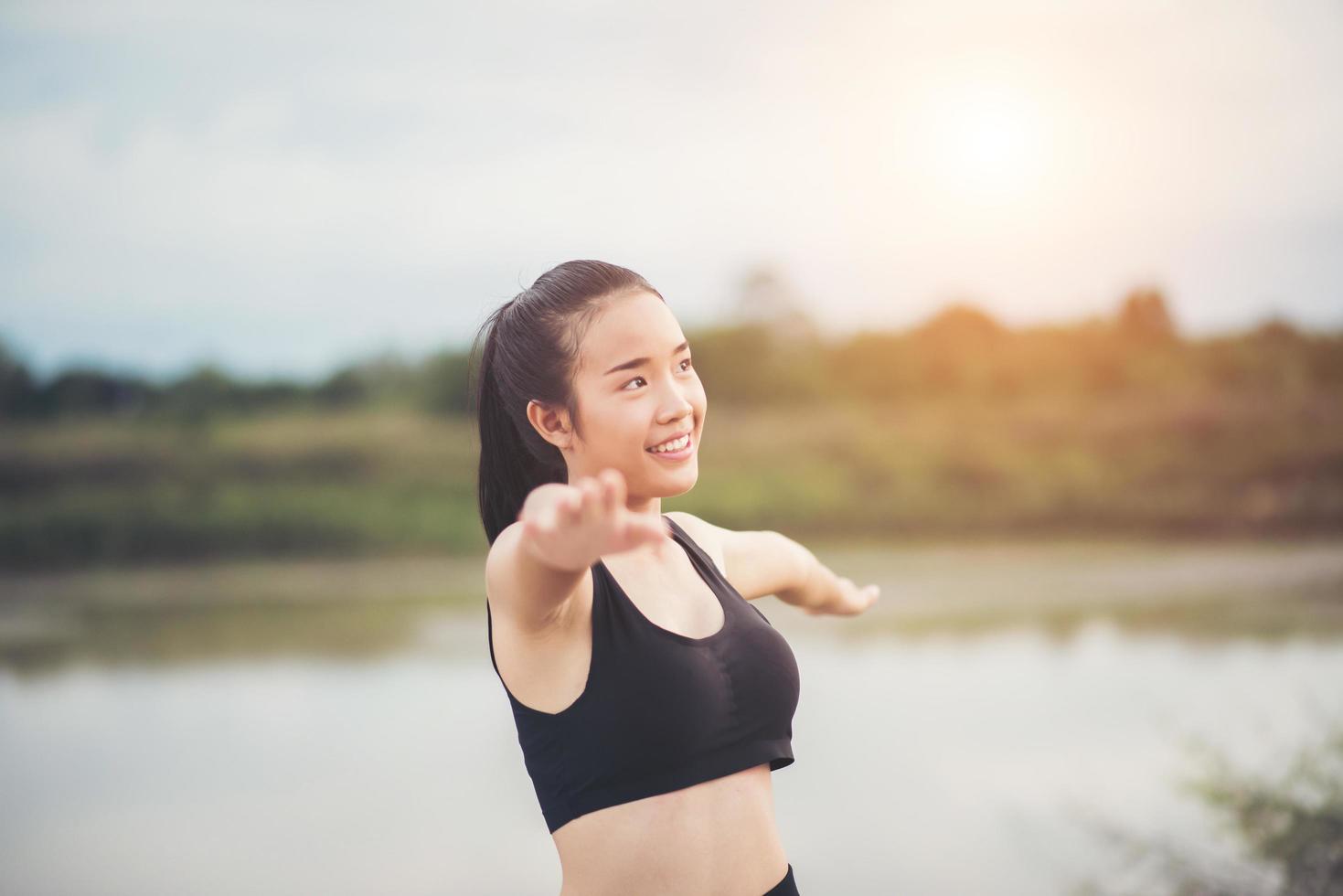 gezonde jonge vrouw buiten warming-up voor training foto