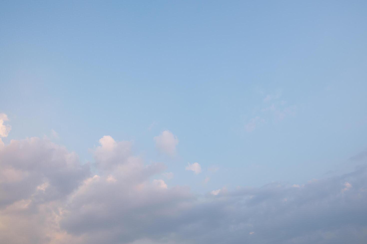 wolken aan de hemel bij zonsondergang foto