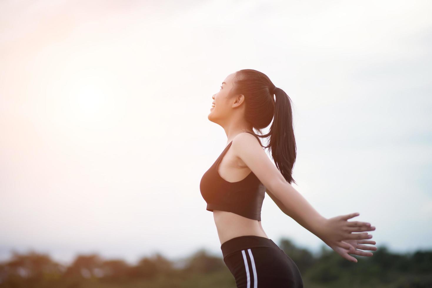 gelukkig lachend atletische tiener met uitgestrekte armen foto