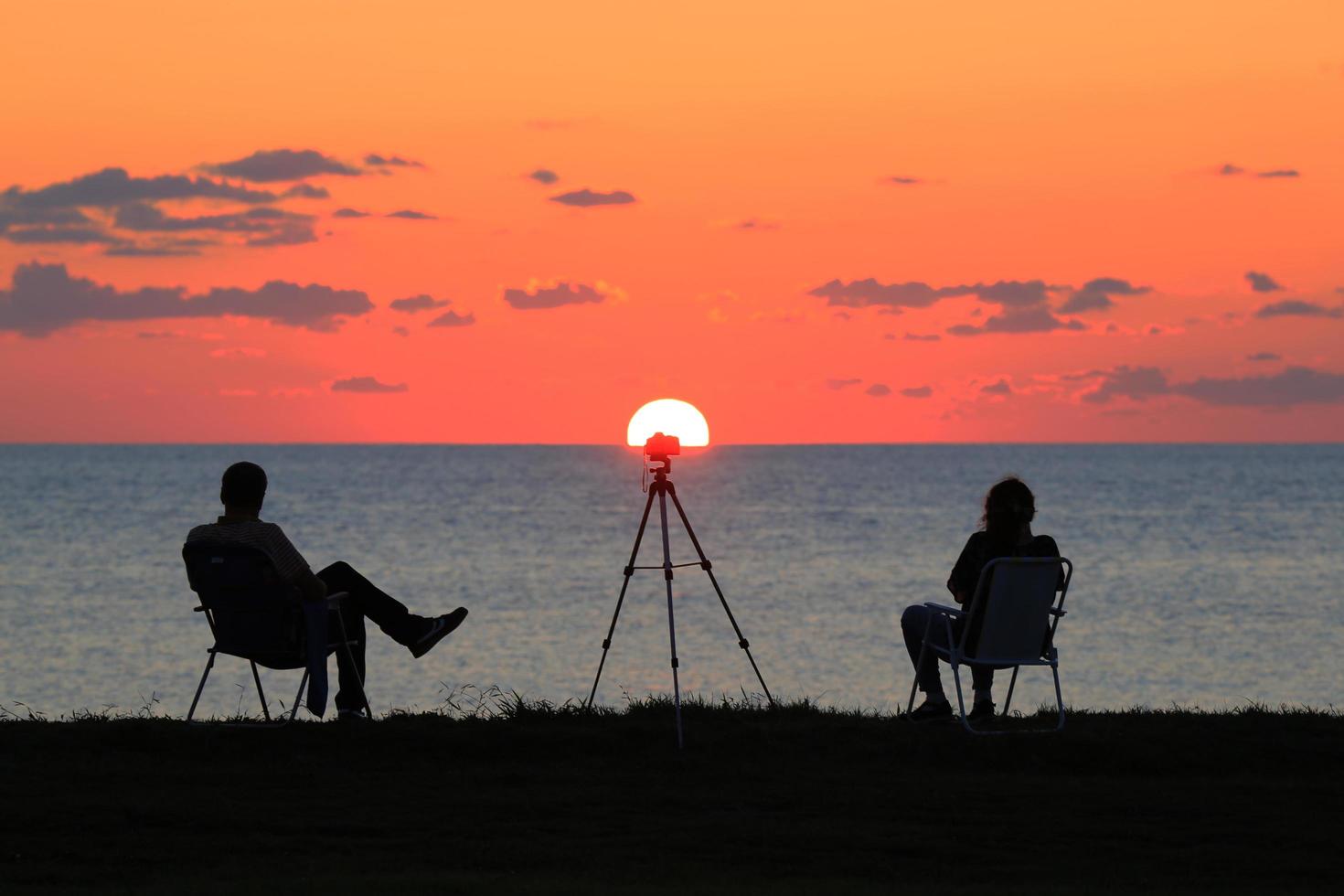 silhouet van een paar bij zonsondergang foto