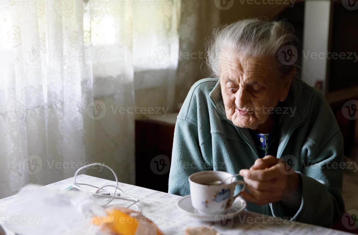 ouderen eenzaam vrouw foto