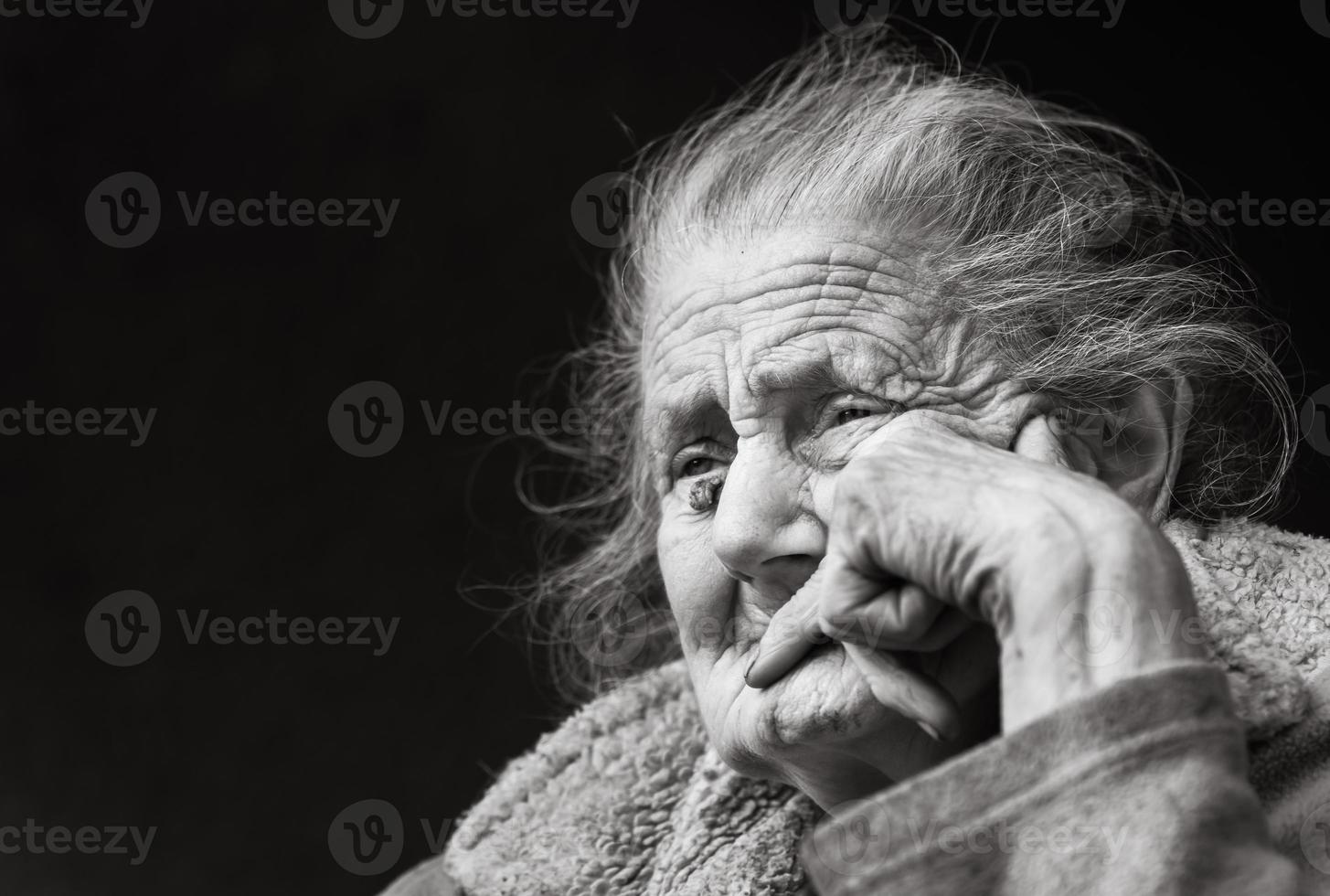 heel oud en moe gerimpeld vrouw buitenshuis foto