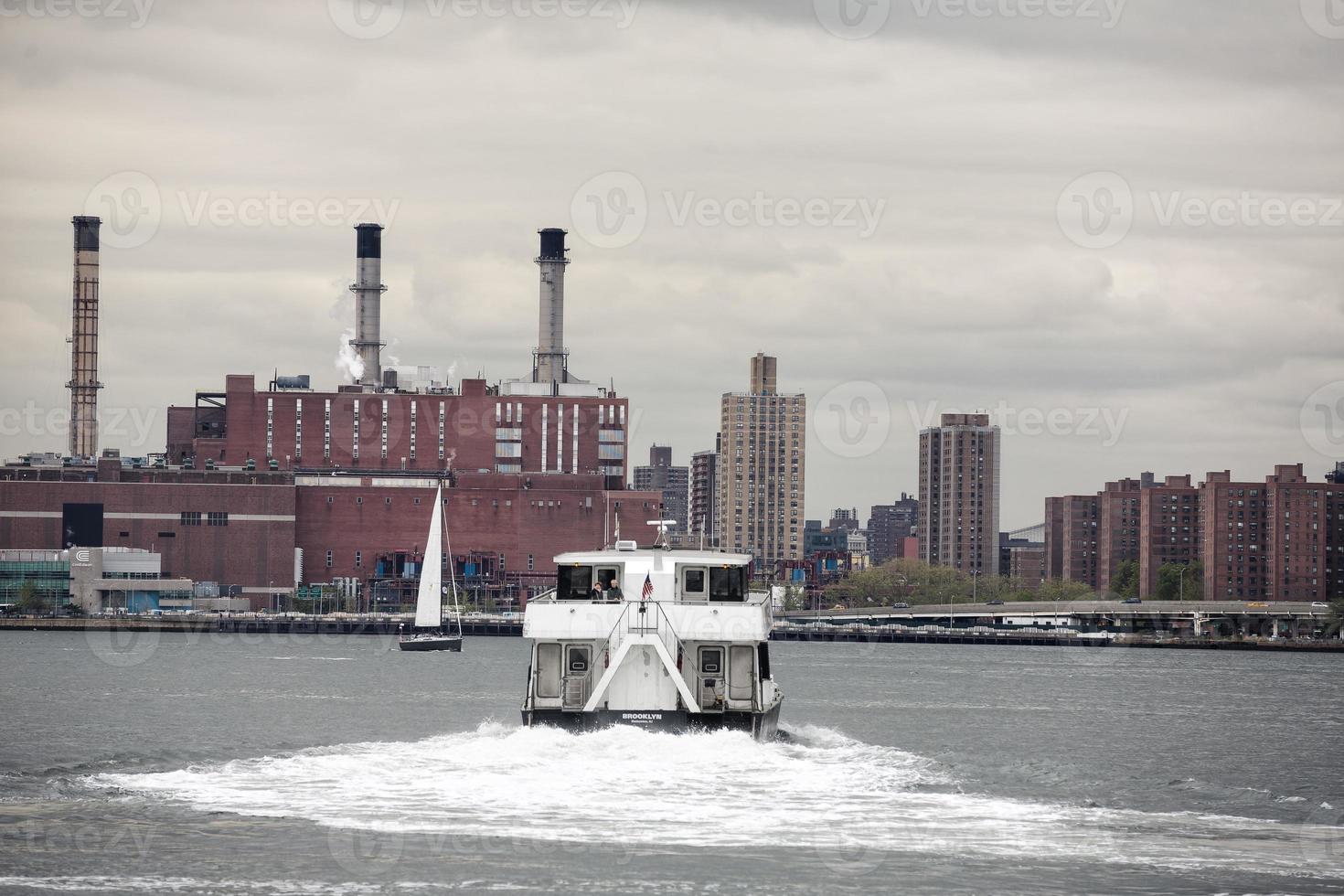 boten Aan de oosten- rivier- in nieuw york foto