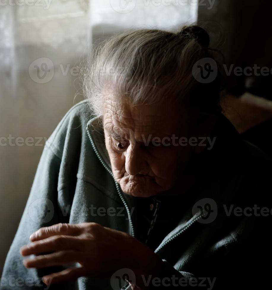 heel oud moe vrouw foto