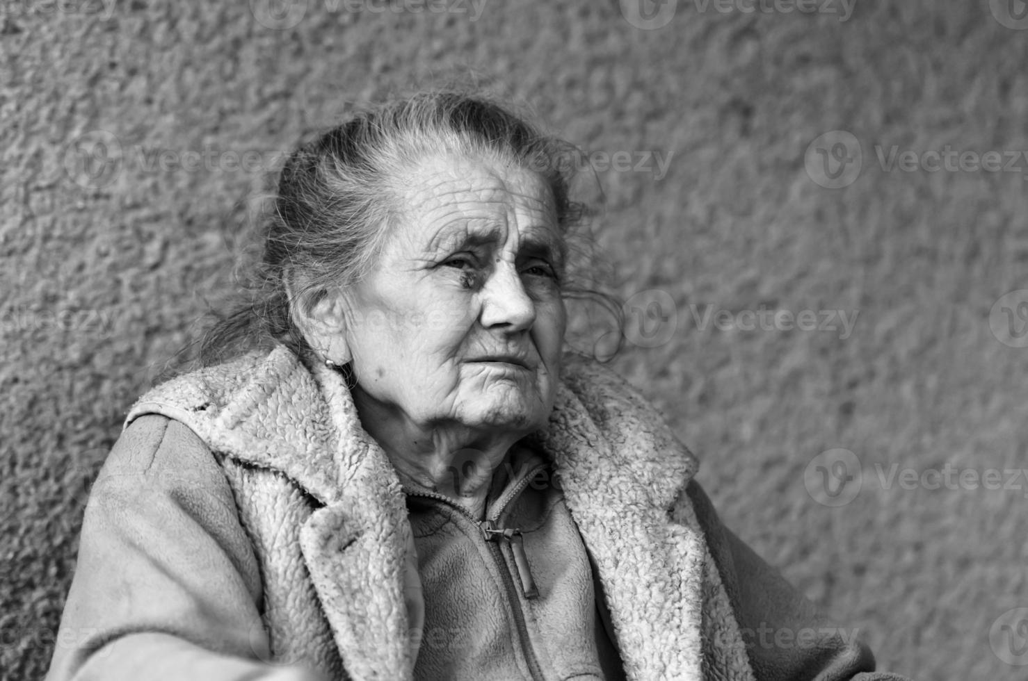 heel oud en moe gerimpeld vrouw buitenshuis foto