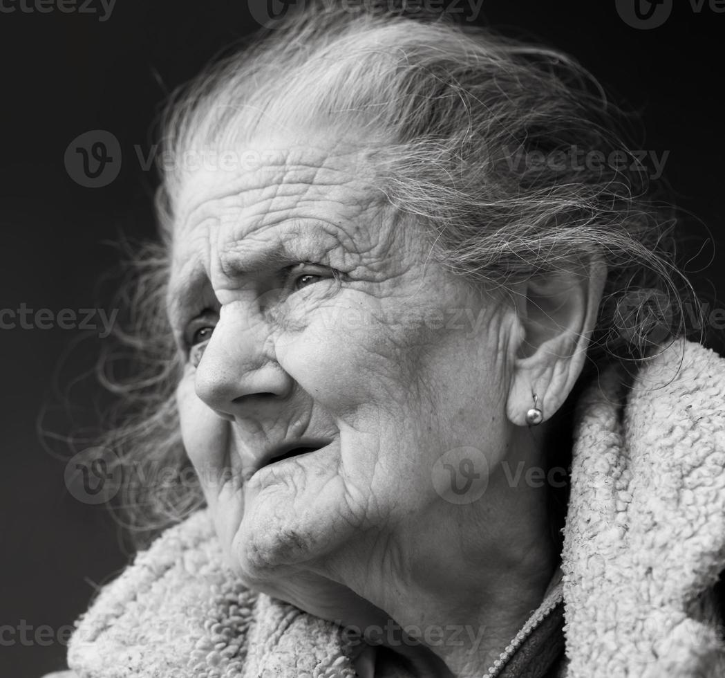 heel oud en moe gerimpeld vrouw buitenshuis foto