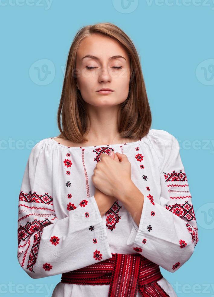 jong meisje in de Oekraïense nationale pak foto