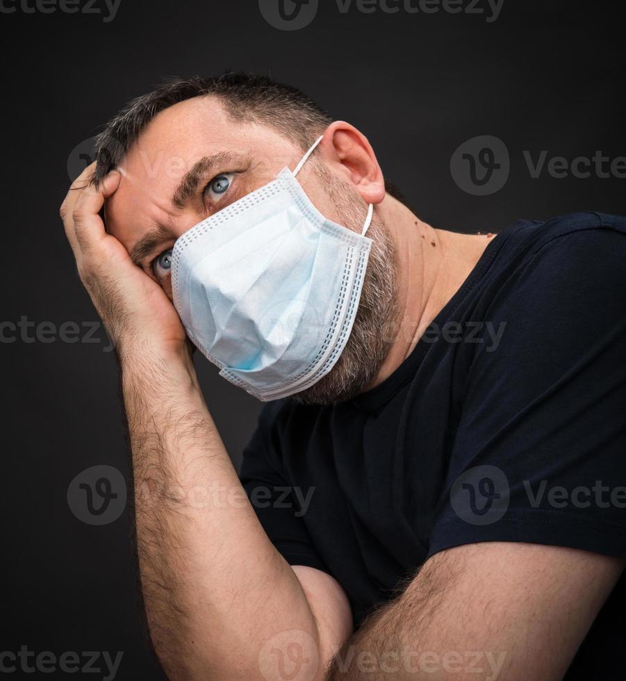 ziek oud Mens in medisch masker foto