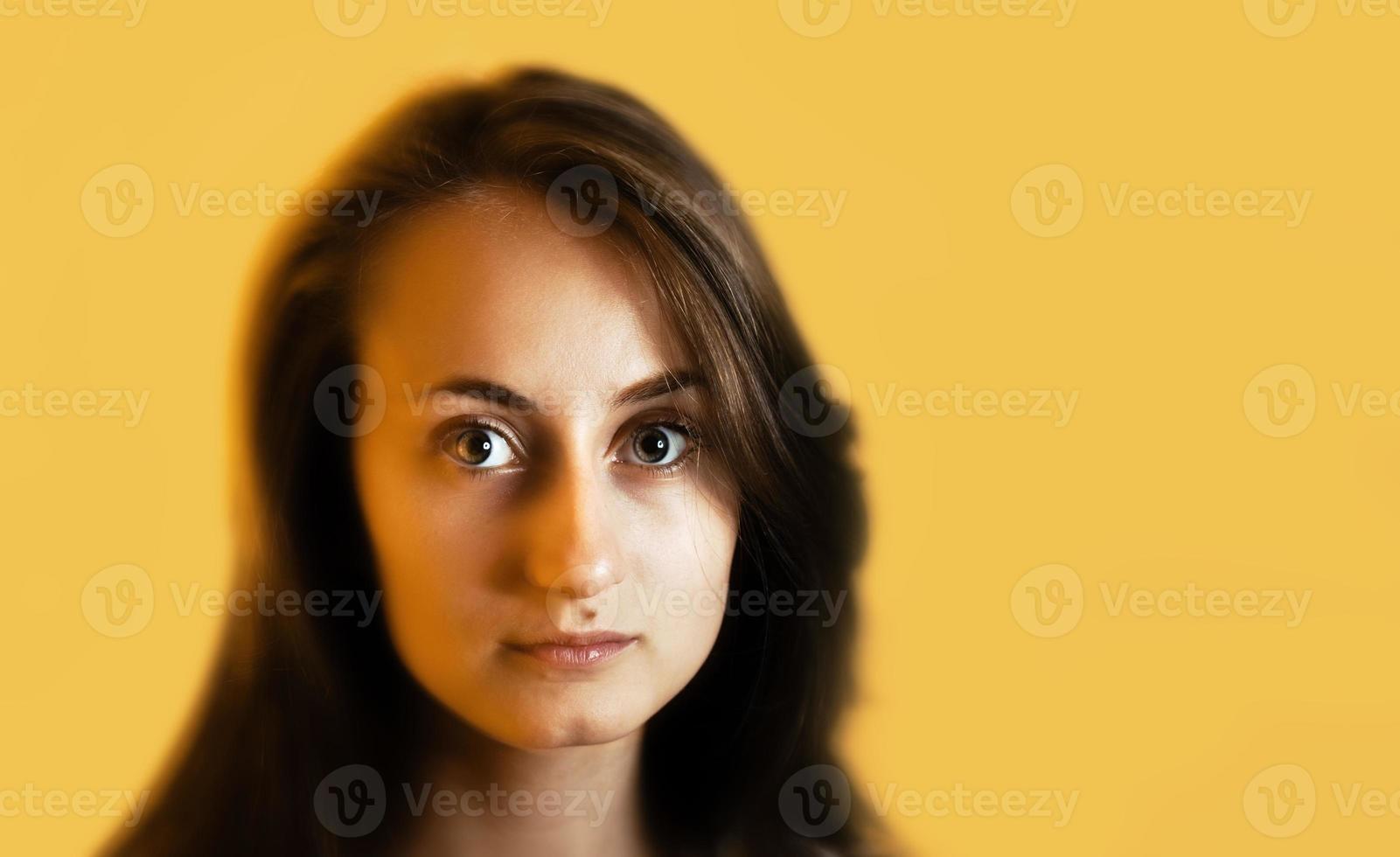 detailopname portret van een charmant jong vrouw foto