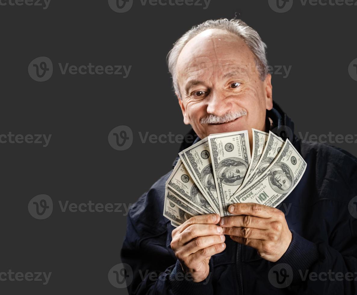 senior heer Holding een stack van geld foto