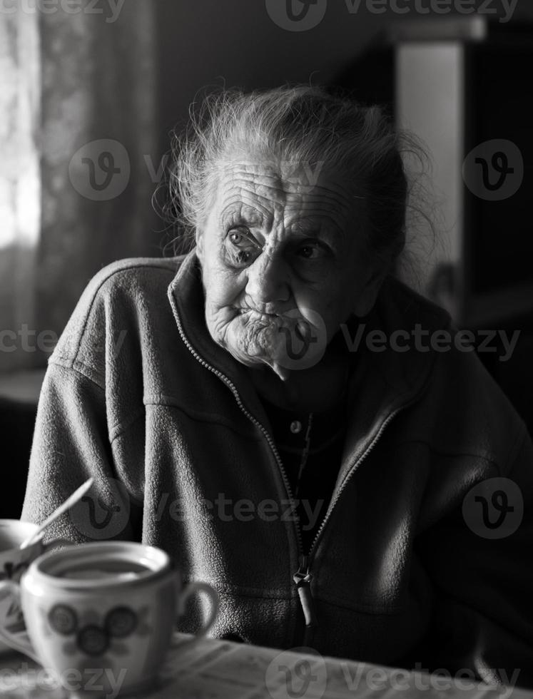 oud depressief vrouw foto