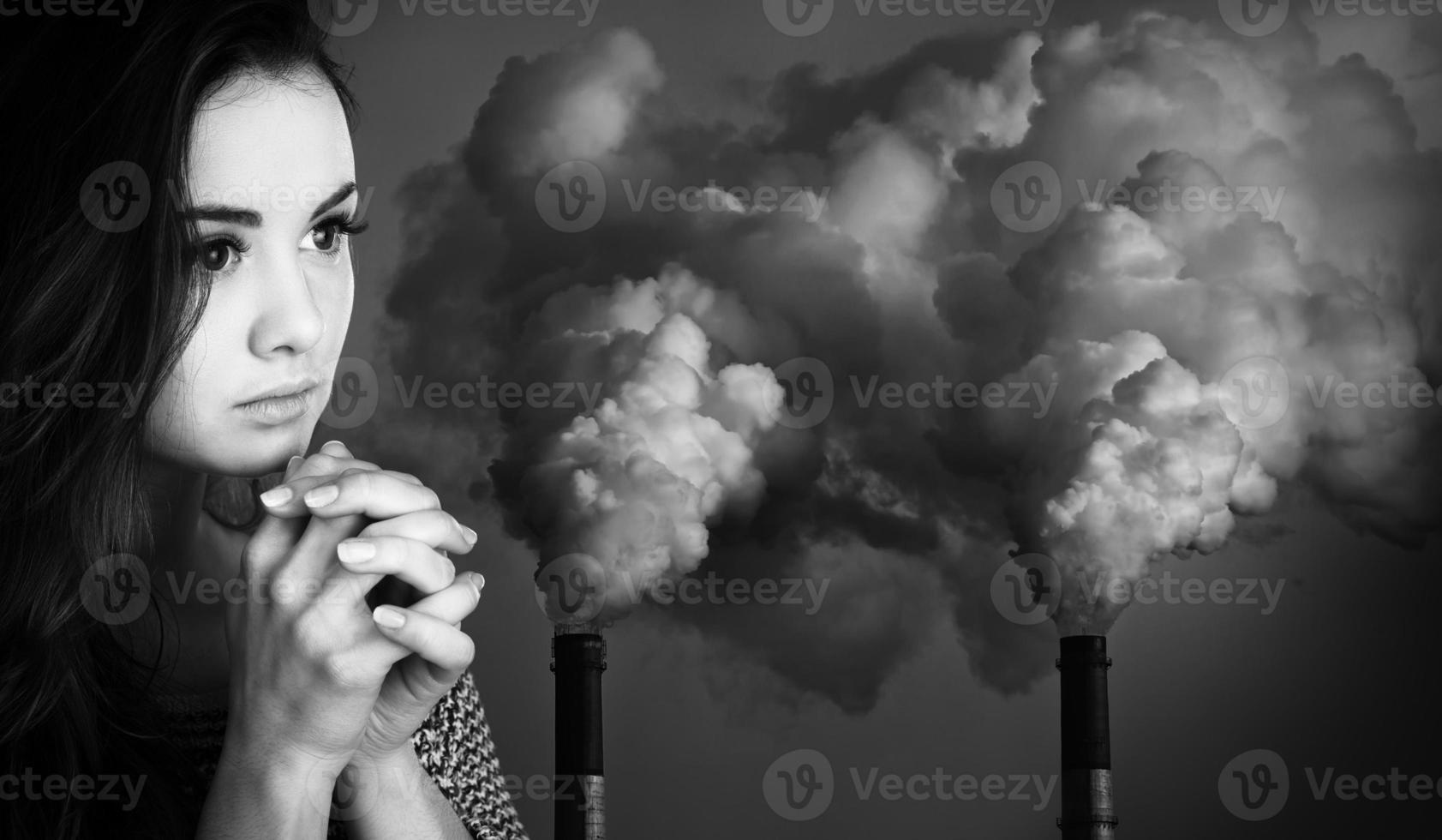 bidden vrouw tegen van pijpen vervuilend een atmosfeer foto