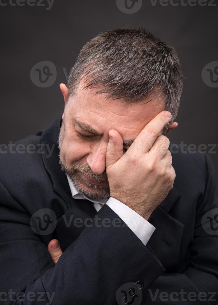 hoofdpijn. Mens met gezicht Gesloten door hand- foto