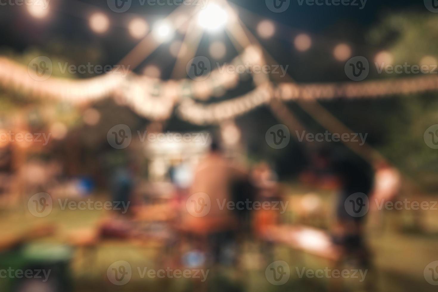 wazig tafereel van groep van vrienden met bbq picknick partij en verlichte kampvuur in achtertuin foto