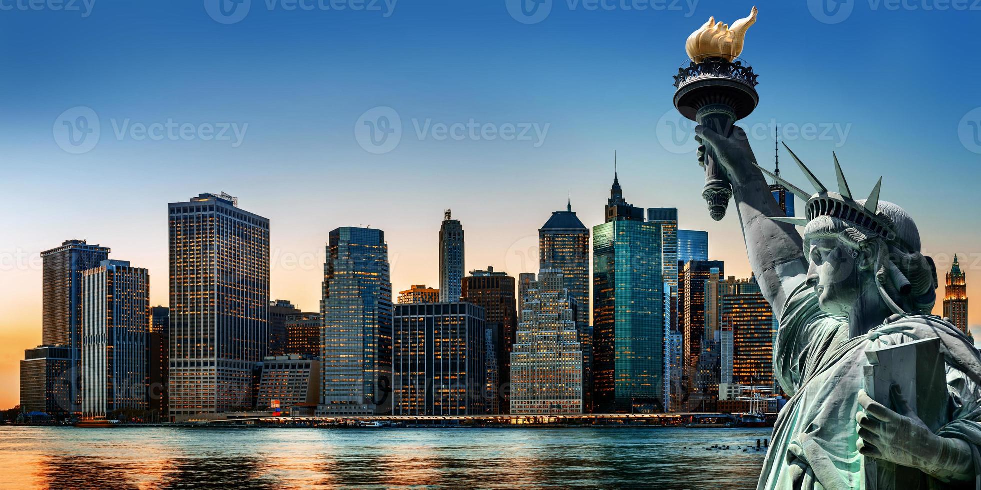 nieuw york stad horizon panorama met standbeeld van vrijheid foto