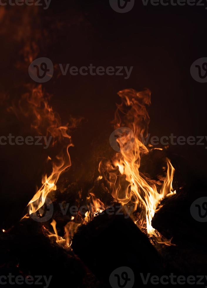 brand vlammen op een zwarte achtergrond foto