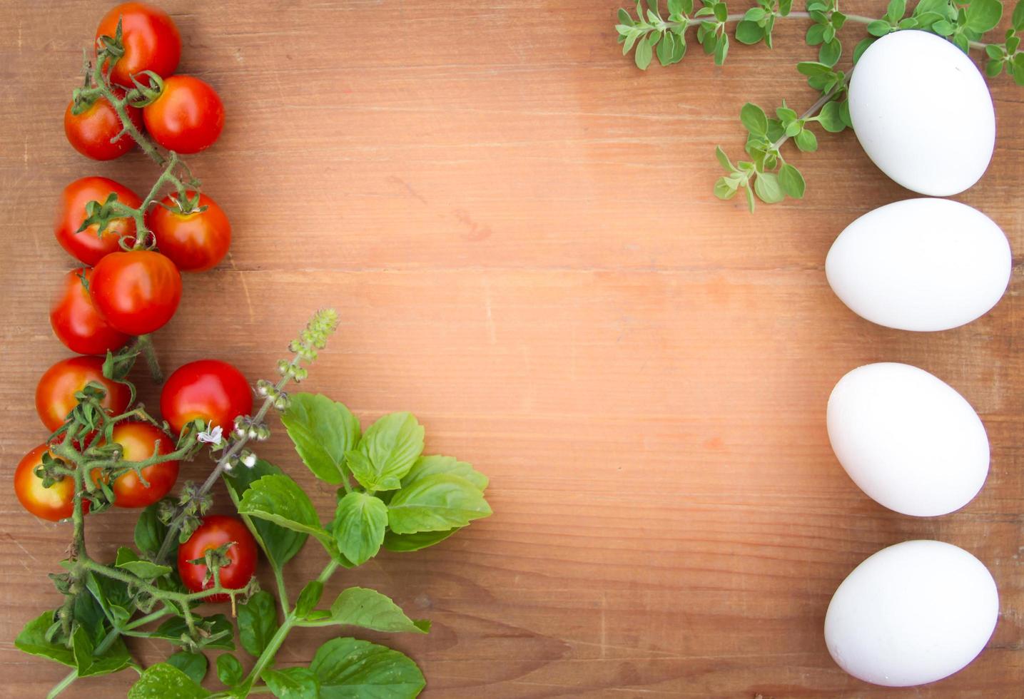 achtergrond ingrediënten keuken top visie met noedels eieren tomaten en vers kruiden foto