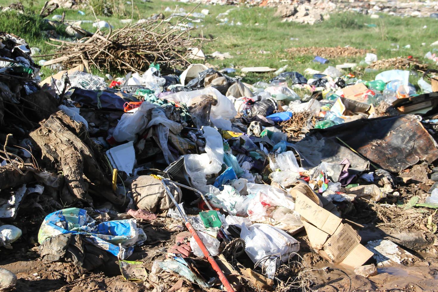 stortplaats met menselijk verspilling dat vervuilt de milieu foto