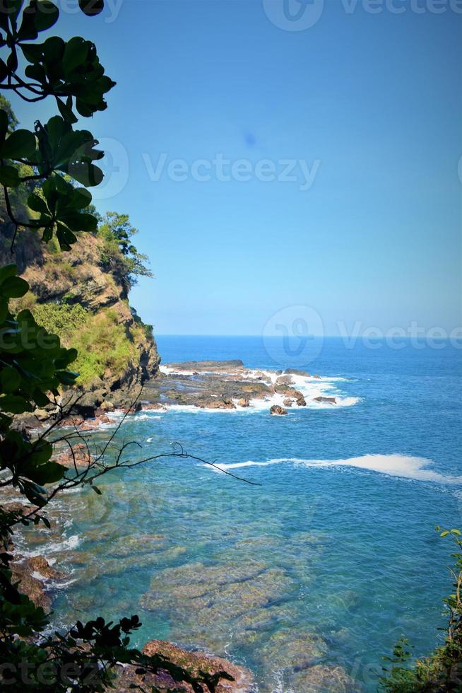 mooi zeegezicht met blauw zee en rots foto