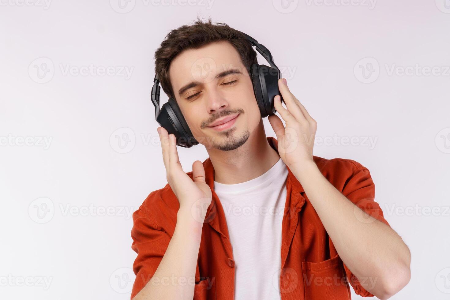 portret van gelukkig jong Mens vervelend koptelefoon en genieten muziek- over- wit achtergrond foto