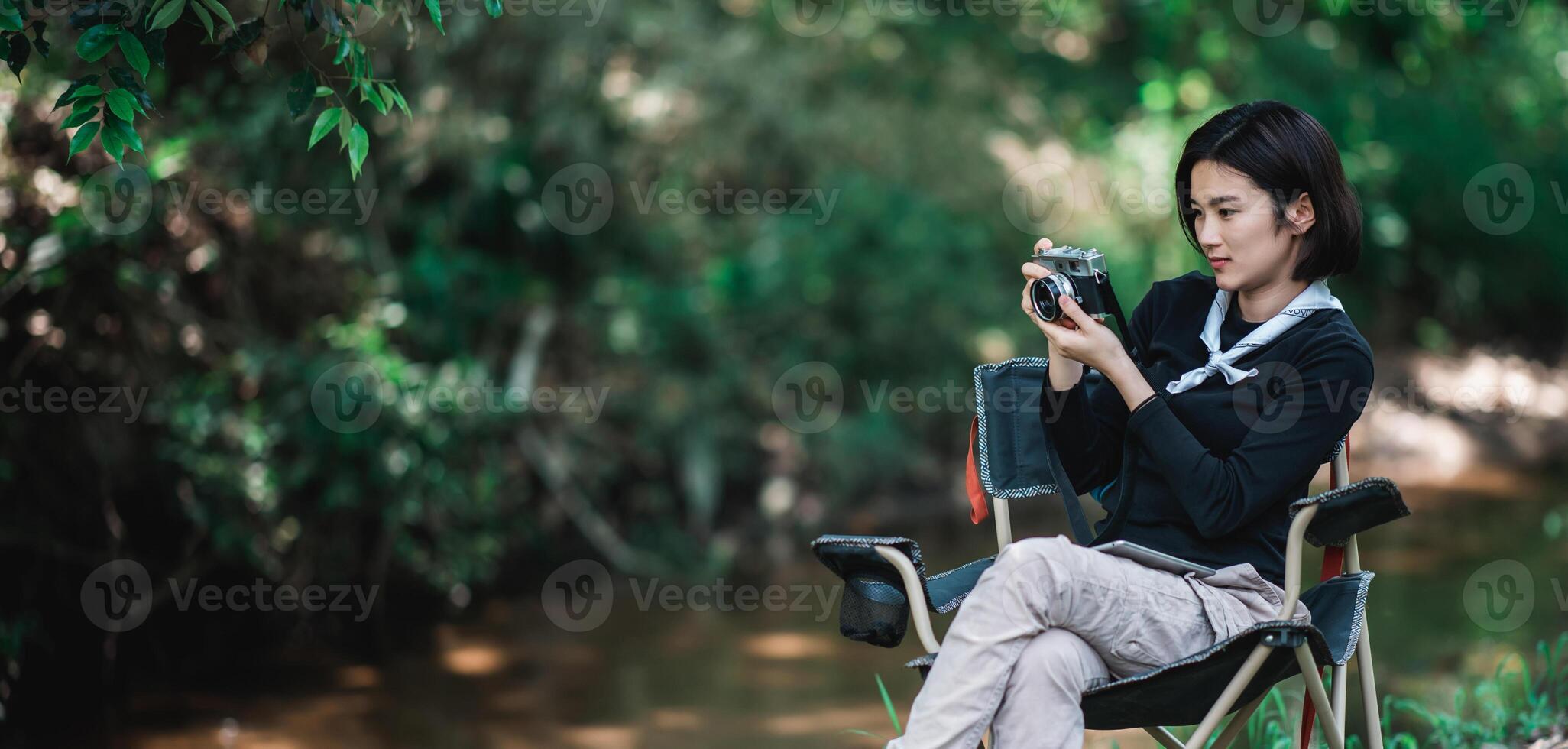 jong mooi vrouw gebruik camera nemen foto in natuur park