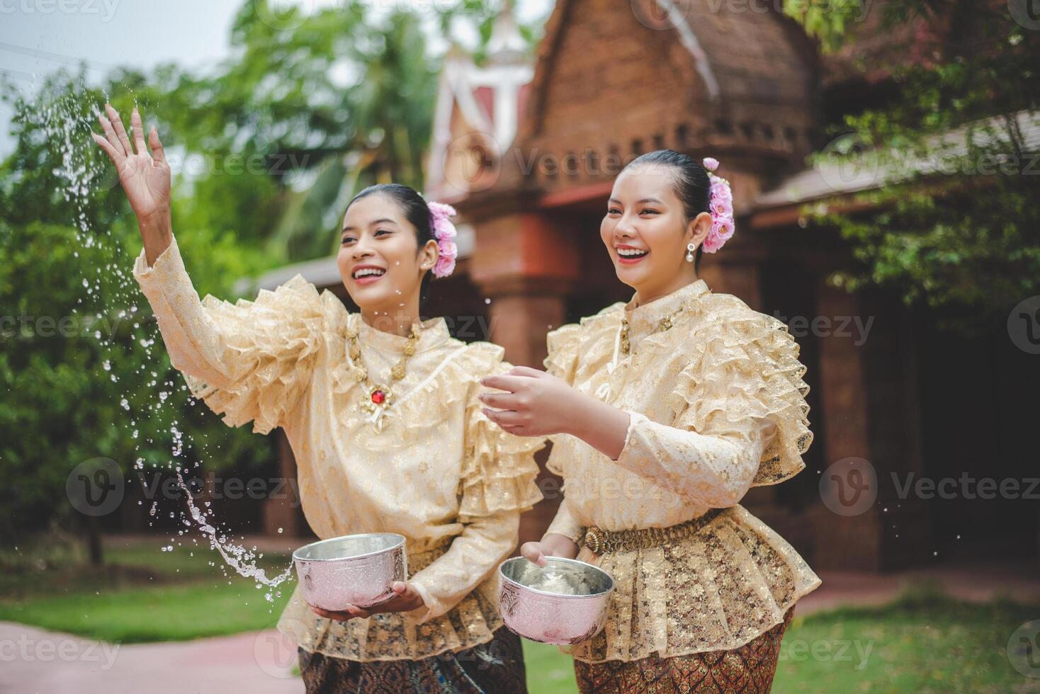 portret mooi Dames in songkran festival met Thais traditioneel kostuum foto