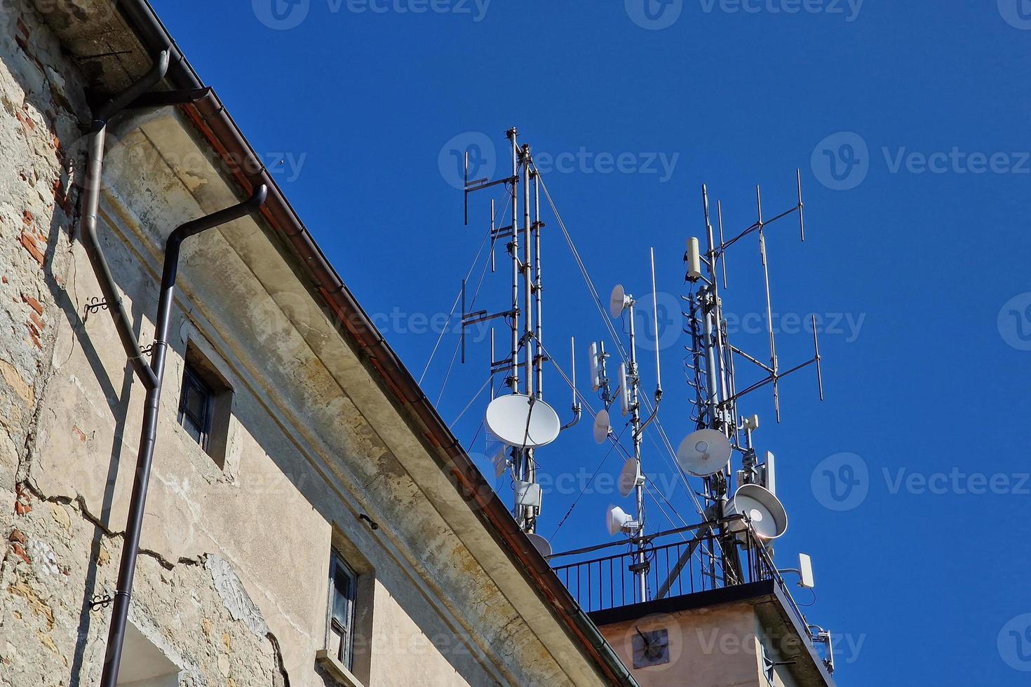 communicatie groot antenne Aan blauw lucht foto