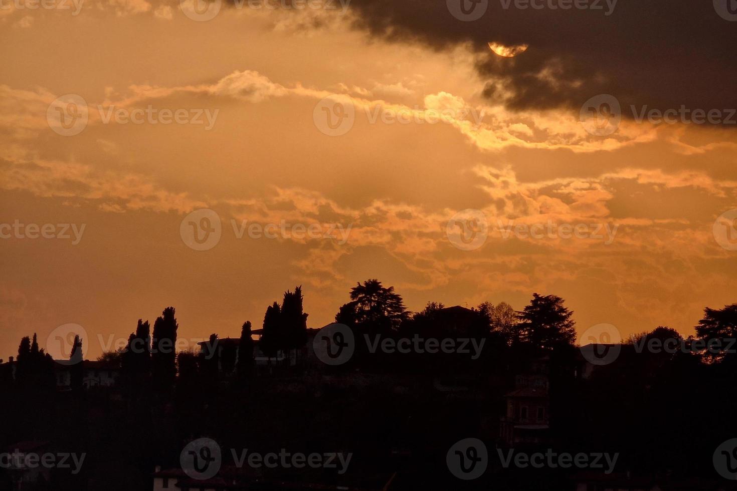 Bergamo middeleeuws stad- Bij zonsondergang foto