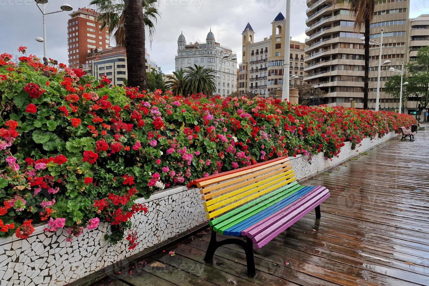 regenboog vlag bank na de regen in Valencia foto