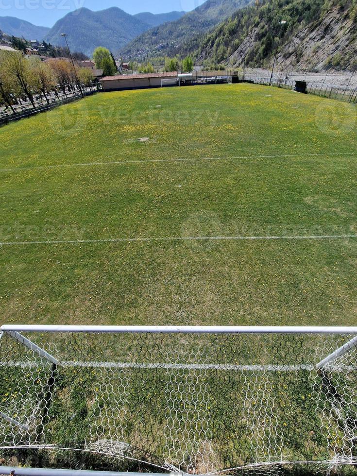 land voetbal veld- met bloemen foto