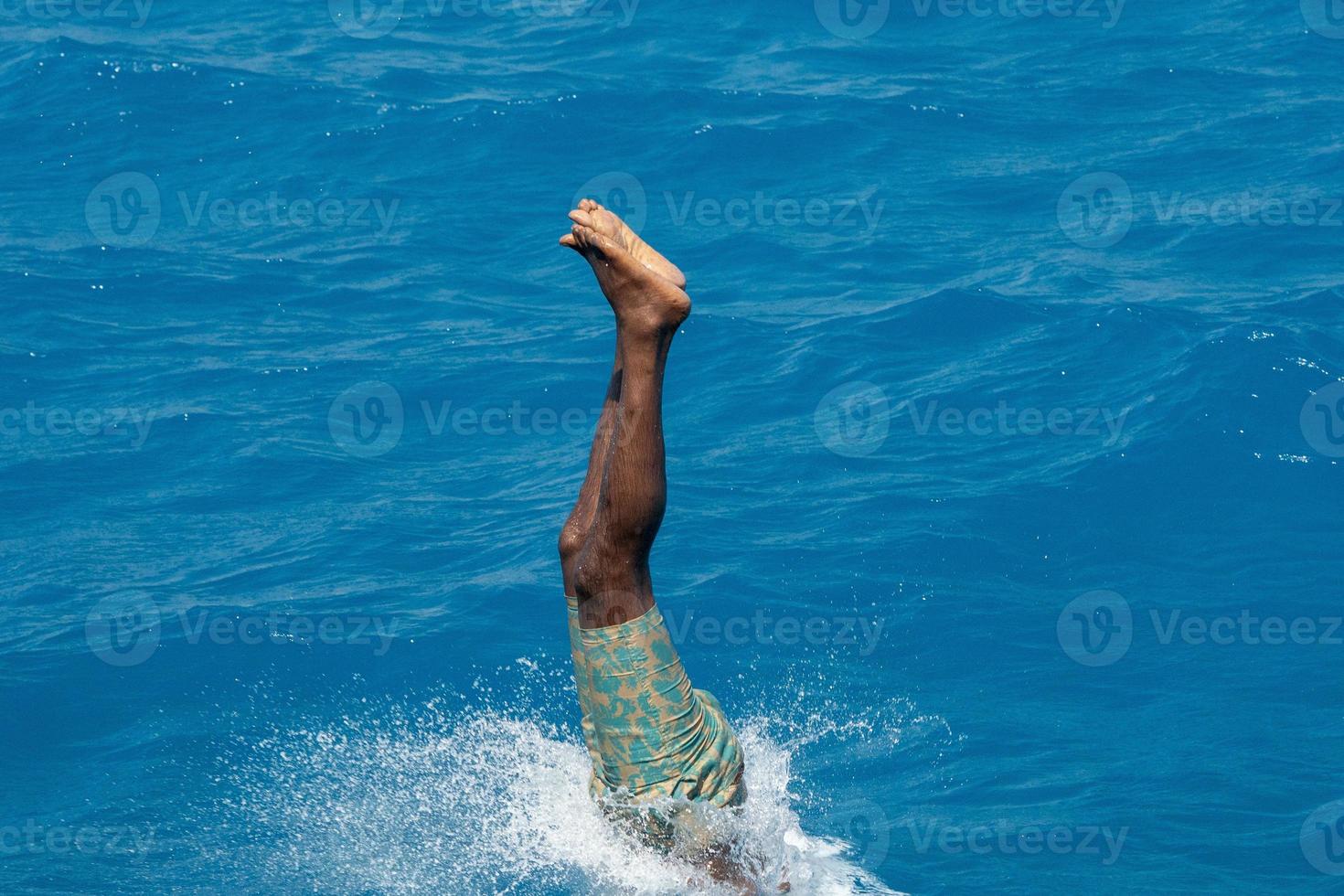 Maldivisch Mens duiken van boot foto