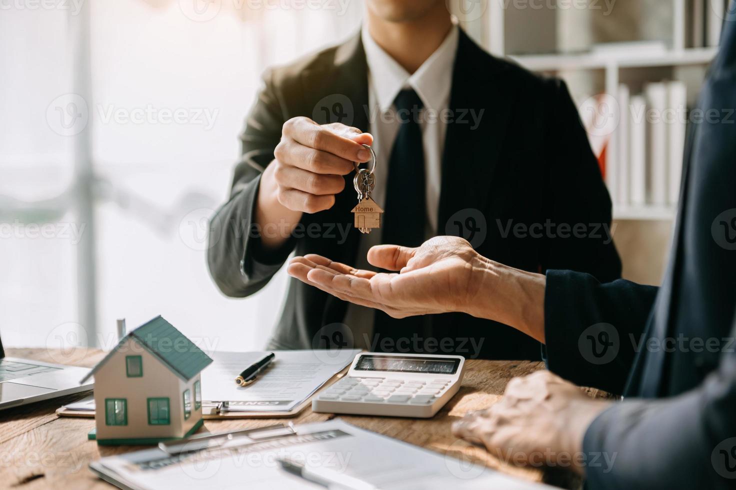 Volgen hond Verlichten verkoop geven mannetje klant ondertekening verkoop contract, Aziatisch  vrouw en Mens aan het doen bedrijf in kantoor, bedrijf concept en contract  ondertekenen. 18747169 stockfoto bij Vecteezy