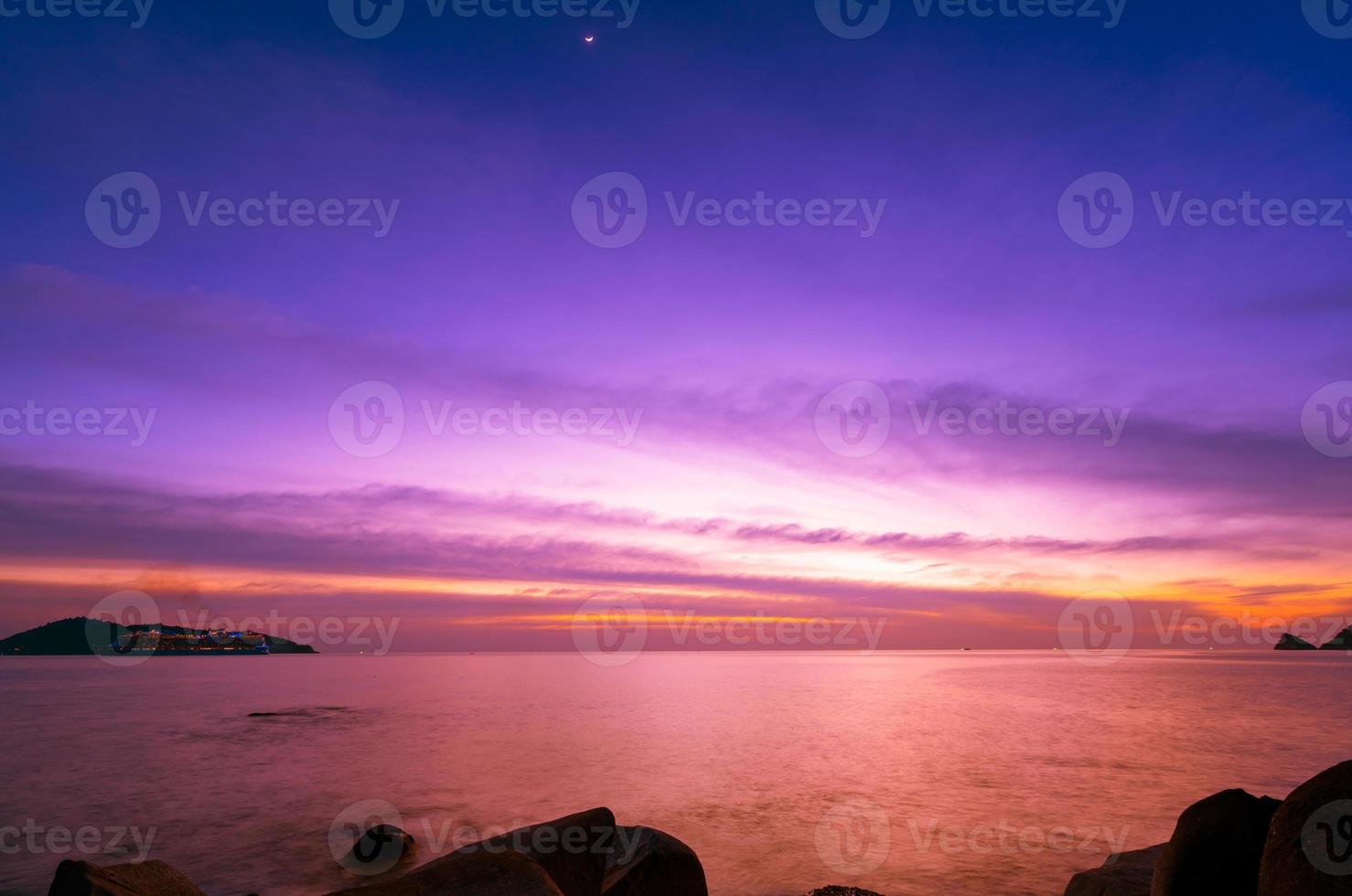 landschap lang blootstelling van majestueus wolken in de lucht zonsondergang of zonsopkomst over- zee met reflectie in de tropisch zee.mooi cloudscape landschap.geweldig licht van natuur landschap natuur achtergrond foto