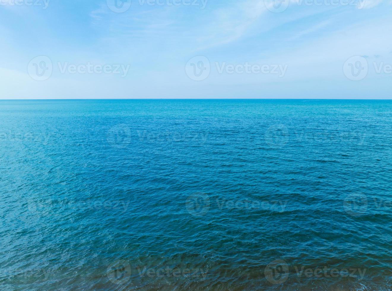 zeeoppervlak luchtfoto, vogelperspectief foto van blauwe golven en wateroppervlak textuur blauwe zee achtergrond prachtige natuur geweldig uitzicht zee achtergrond