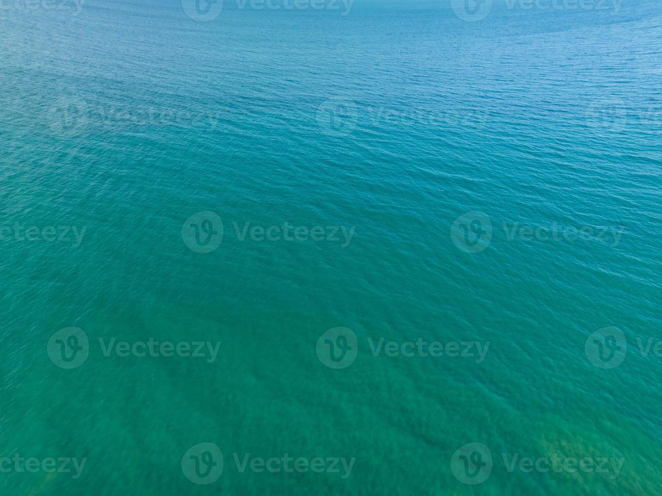 zee oppervlakte antenne uitzicht, vogel oog visie foto, bovenaan visie golven en water oppervlakte textuur, groen zee achtergrond, mooi natuur verbazingwekkend visie zee oceaan achtergrond foto