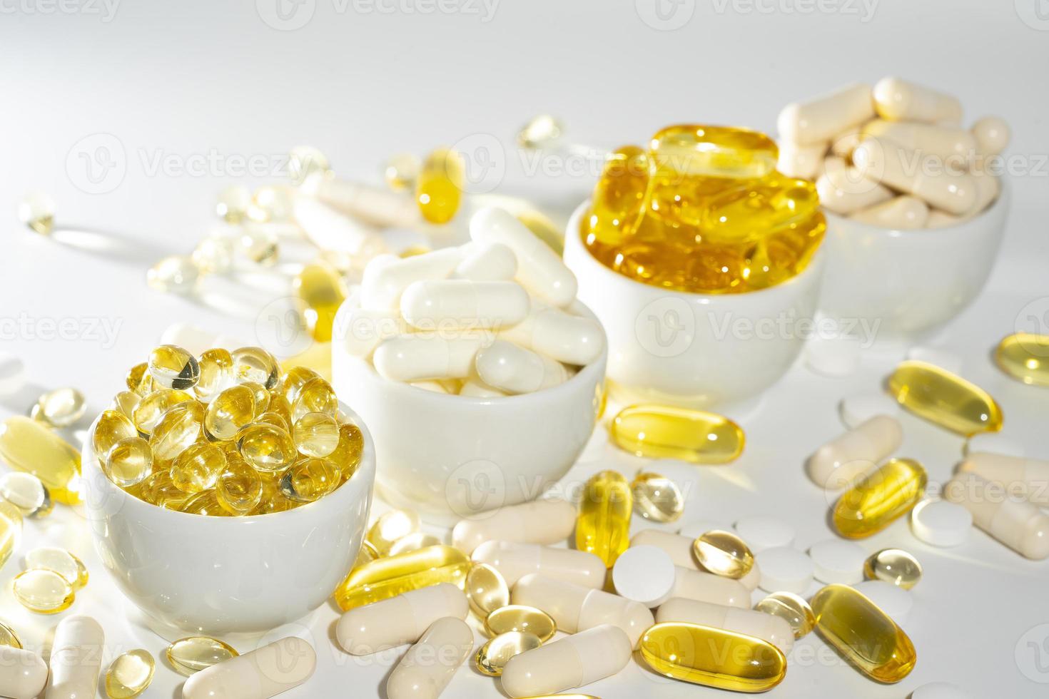 vitamine d, omega 3, omega 6, voedsel supplement olie gevulde vis olie, vitamine a, vitamine e, lijnzaad olie. foto