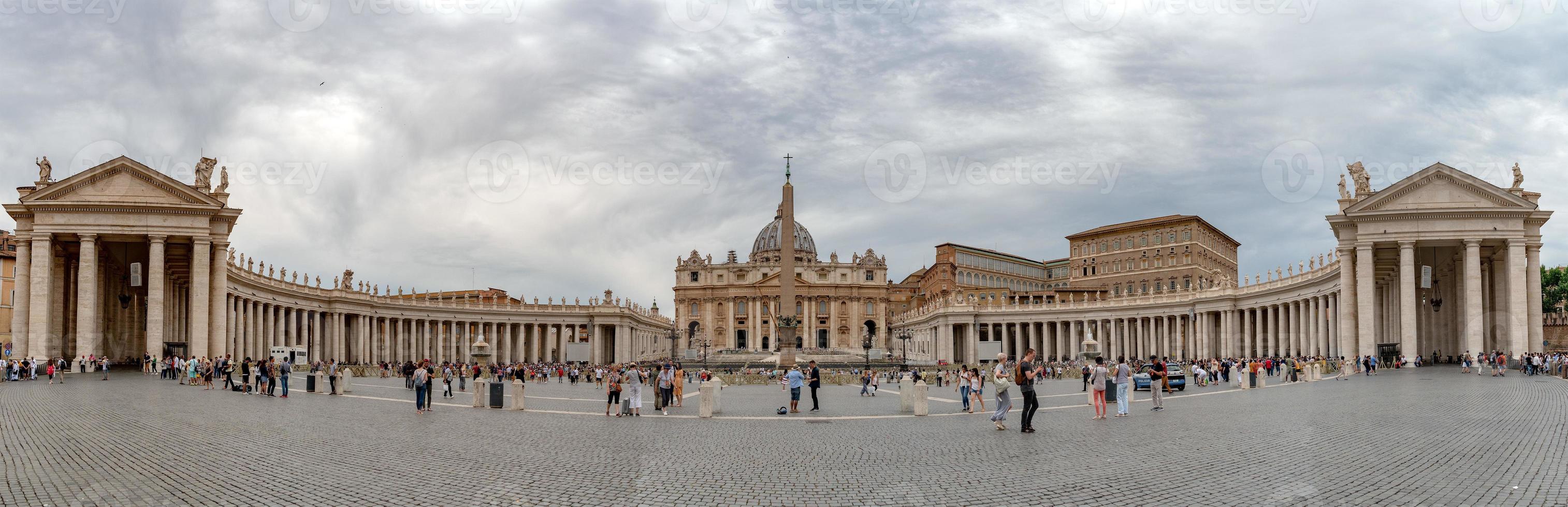 Vaticaan stad, Vaticaan - juni 8, 2018 Vaticaan plaats en heilige peter kerk na paus francis zondag massa in Rome foto