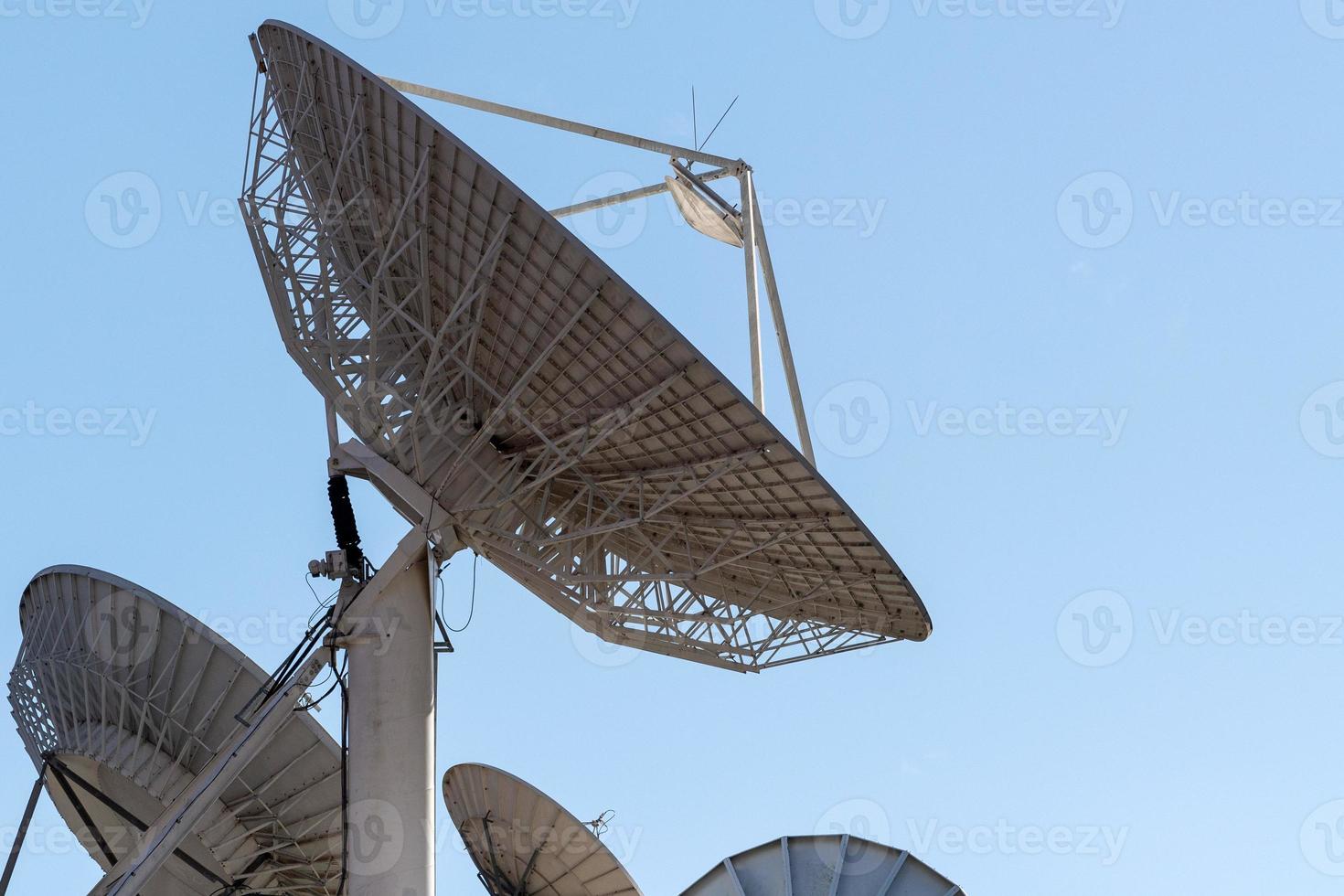 satelliet telecom cellulair communicatie antenne toren Aan blauw achtergrond foto