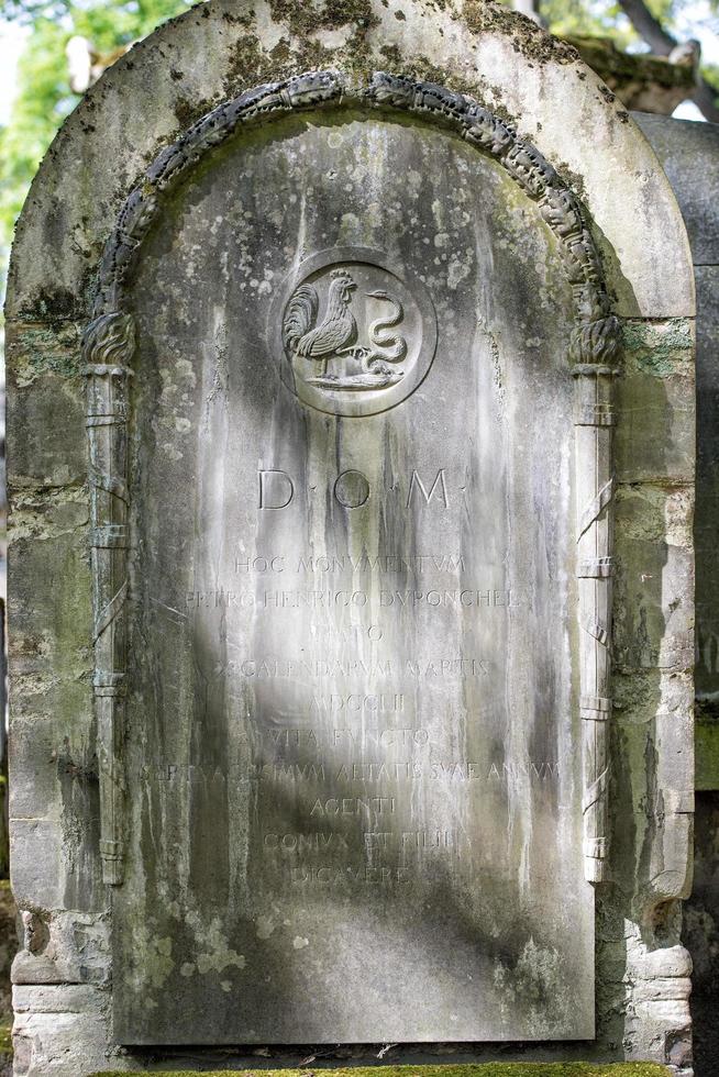 Parijs, Frankrijk - mei 2, 2016 oud graven in pere-lachaise begraafplaats foto