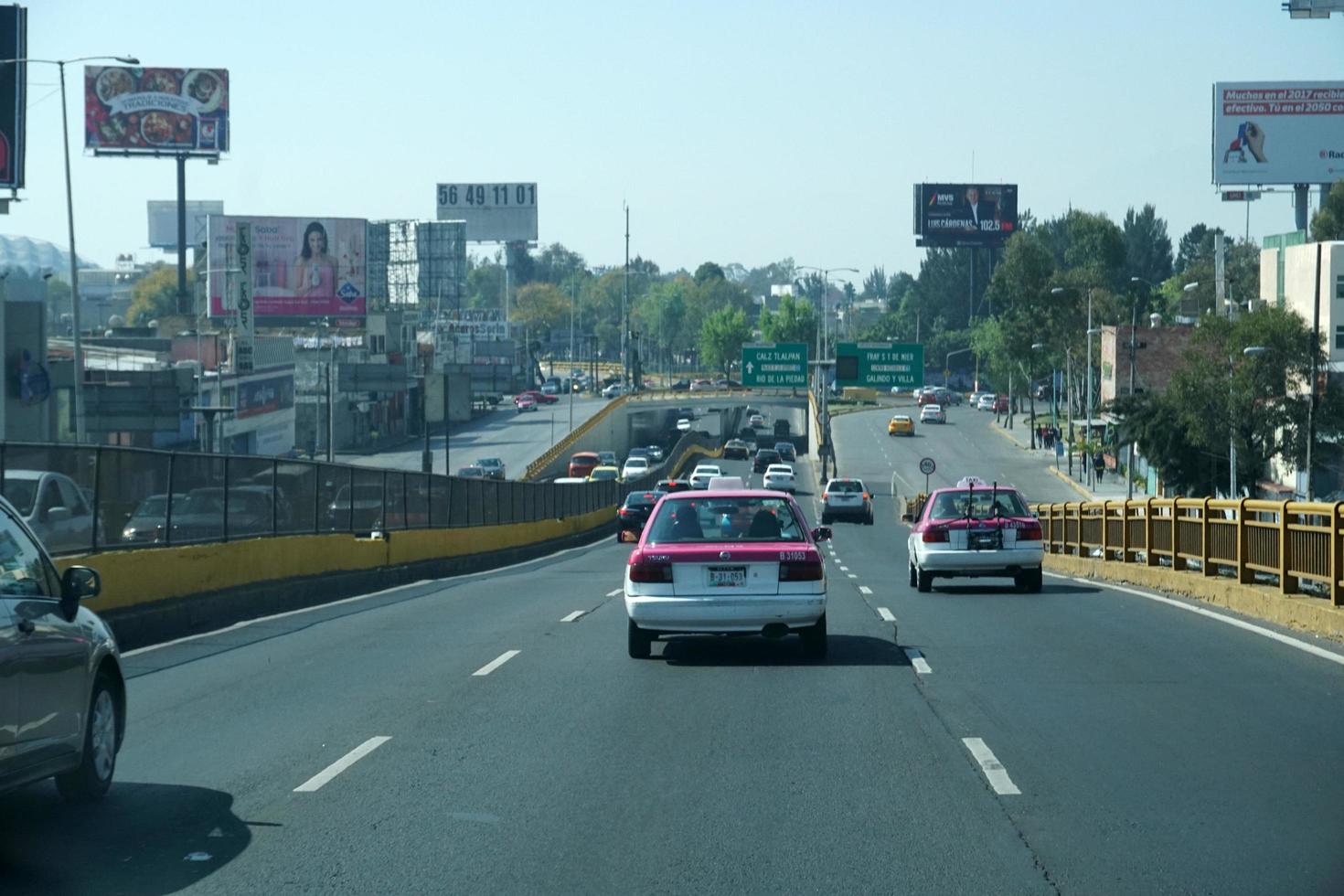 Mexico stad, Mexico - november 5 2017 - Mexicaans metropolis hoofdstad overbelast verkeer foto